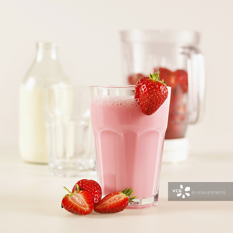 新鲜制作的草莓奶昔及配料图片素材