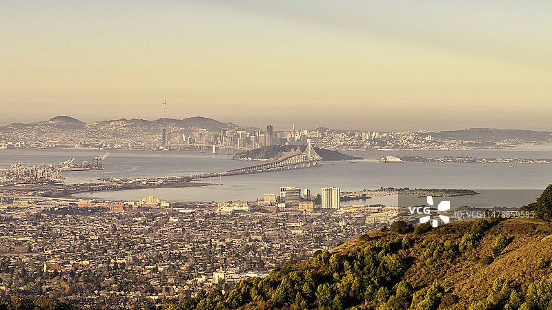 海湾城市上空的清晨图片素材