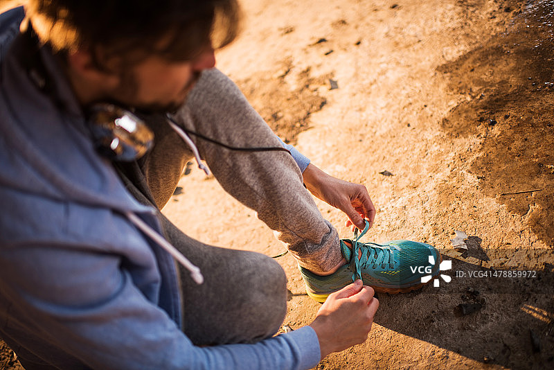 运动员系运动鞋鞋带的俯视图图片素材