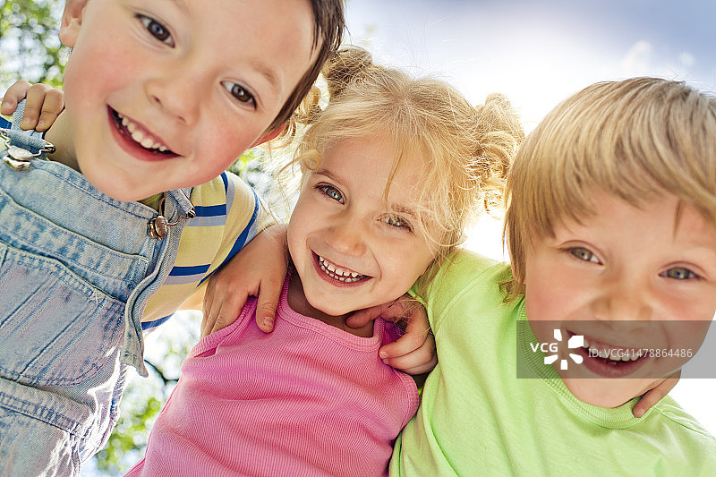 三个快乐的夏日儿童图片素材
