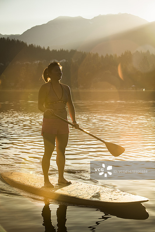 湖上桨板，日出日落图片素材