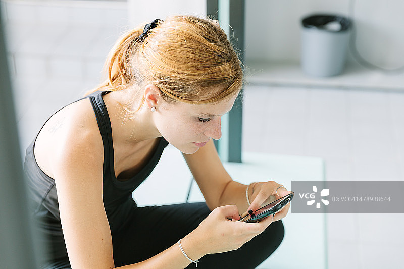 训练后在健身房更衣室发短信图片素材