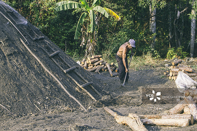 控制窑炉温度以制造木炭图片素材
