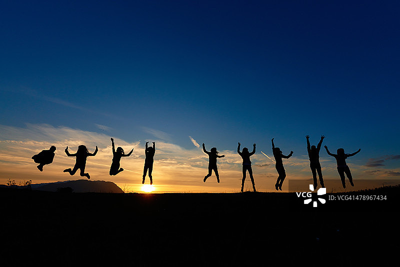 日落时分跳跃的朋友们图片素材