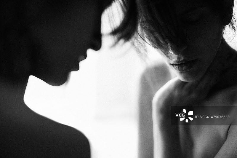 女孩照镜子图片素材