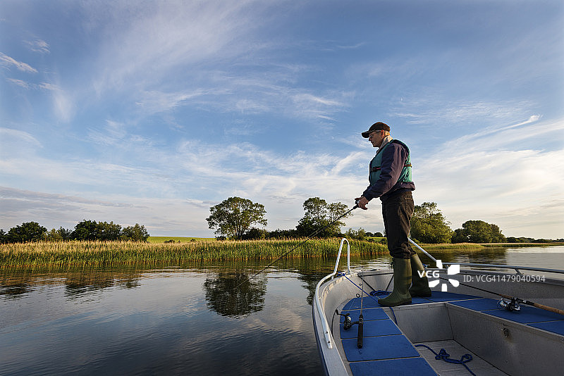 等待鱼儿上钩的渔夫图片素材