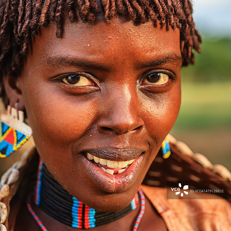来自非洲埃塞俄比亚萨迈部落的妇女图片素材