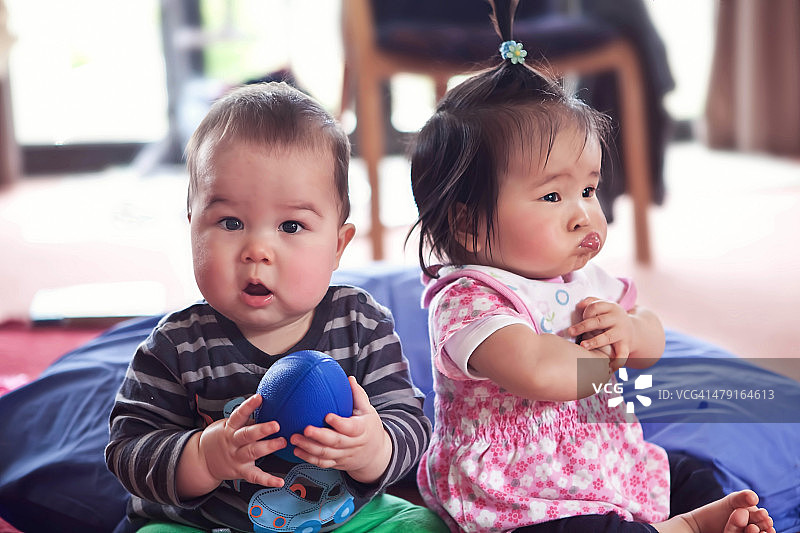 婴儿表兄弟姐妹的闷闷不乐的时刻图片素材