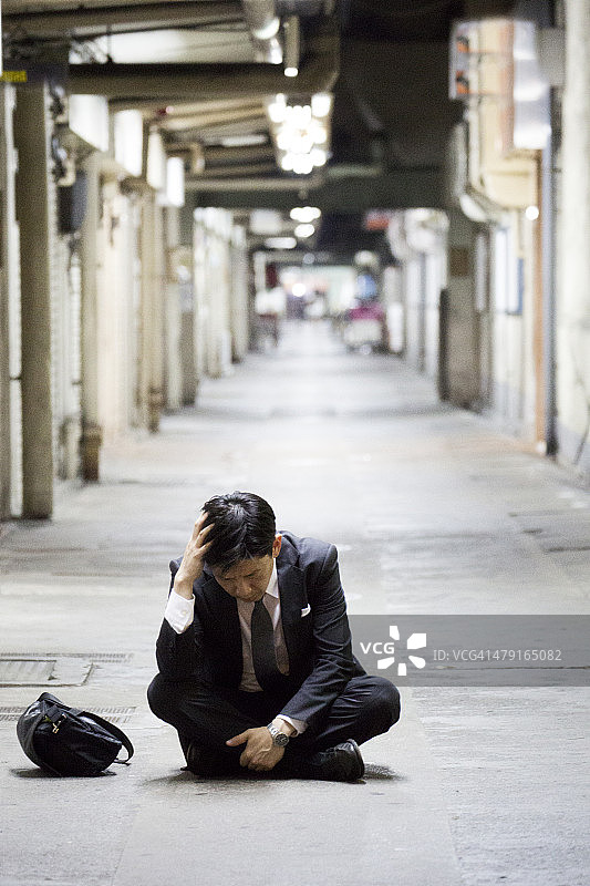 盘腿而坐的中年商人图片素材