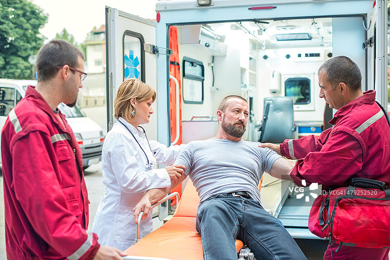 医疗急救团队救助受伤男子图片素材