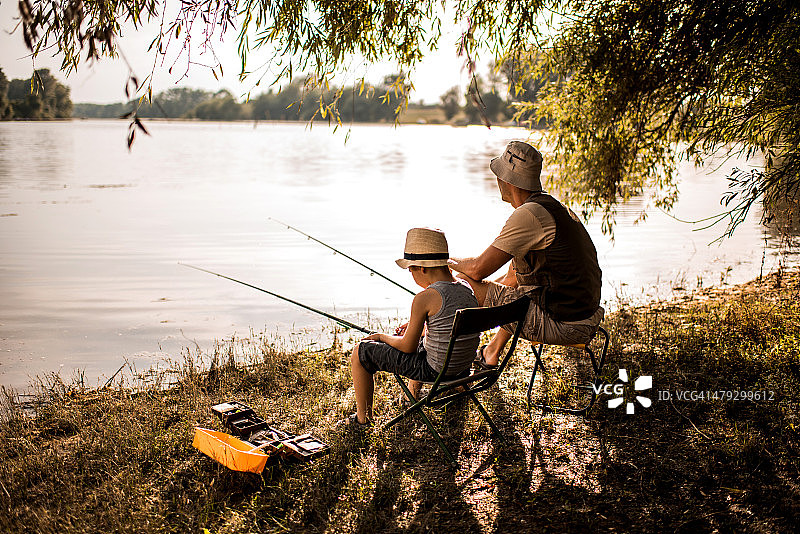 父子周末河边钓鱼图片素材