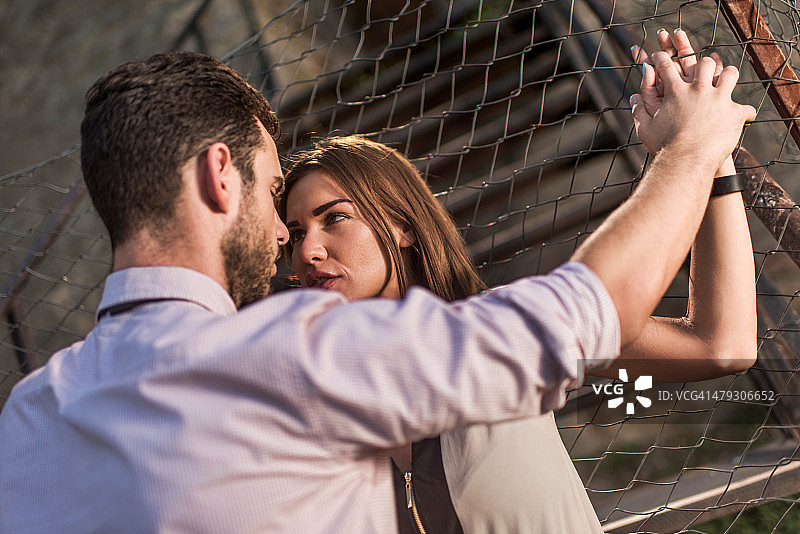 渴望彼此的时尚情侣图片素材