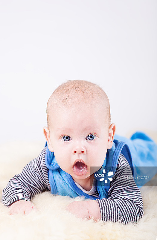 吐舌头的男婴（影棚拍摄）图片素材