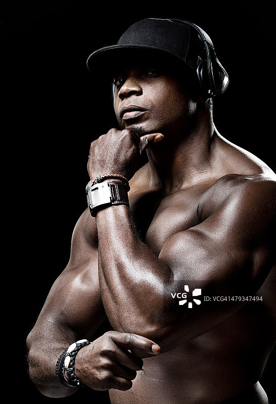 健壮的黑人男子侧面图片素材