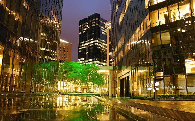 雨后有反射灯光的城镇广场图片素材
