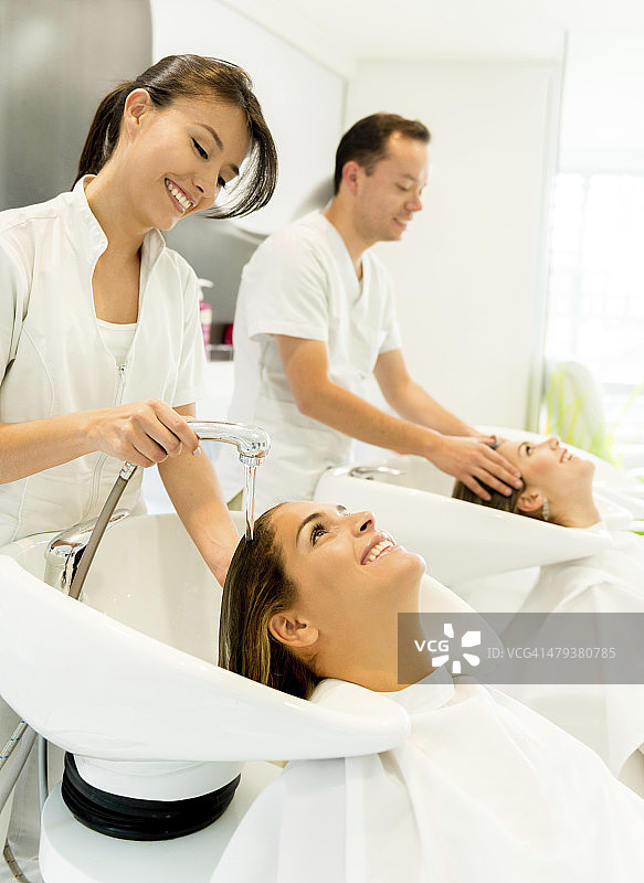 发型师在洗头发图片素材