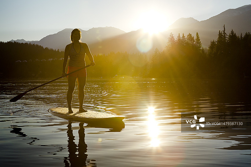 湖上桨板，日出日落图片素材