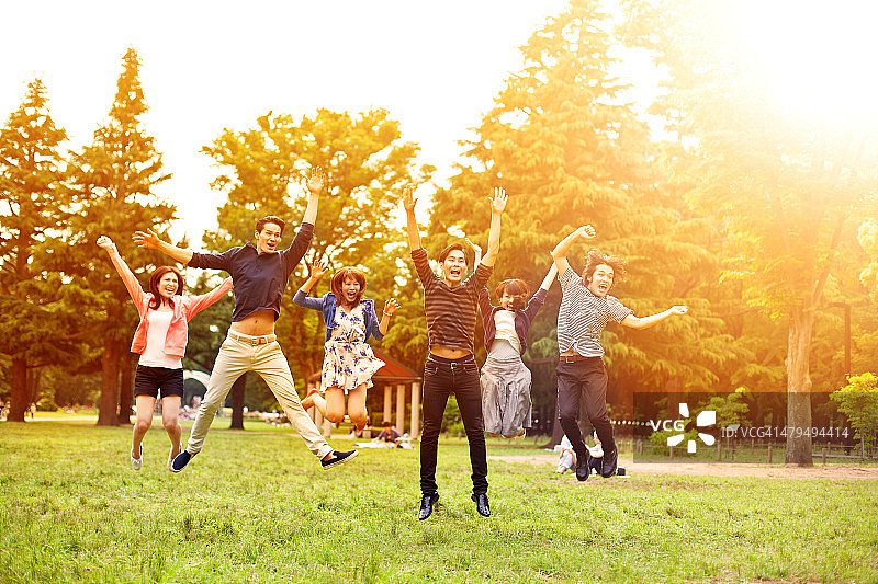 在东京公园里玩耍的亚洲年轻人图片素材