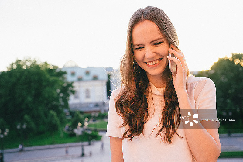 有魅力的年轻女商人打电话特写图片素材