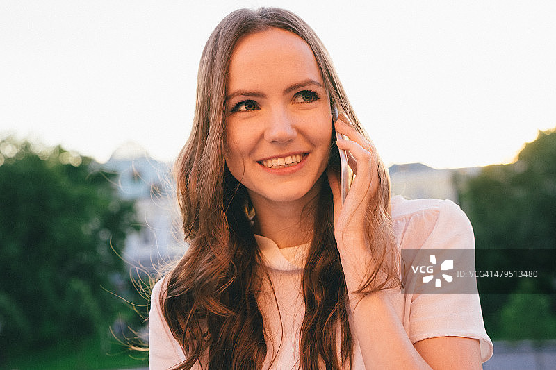 有魅力的年轻女商人打电话特写图片素材