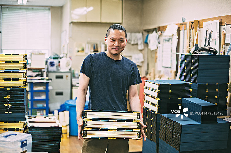 站在手工工作室里的年轻日本男人图片素材