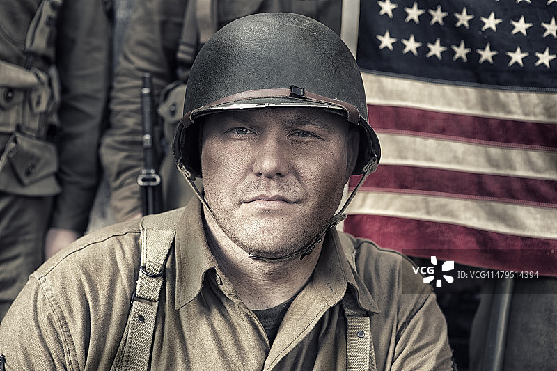 美国国旗前的二战复古士兵图片素材