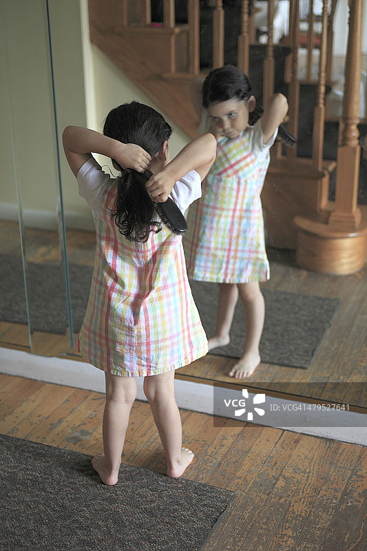 小女孩梳头发图片素材