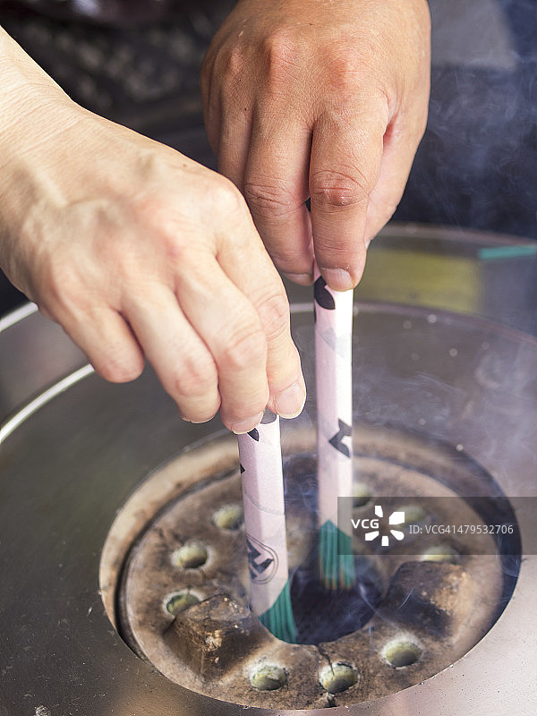 东京佛寺燃香图片素材