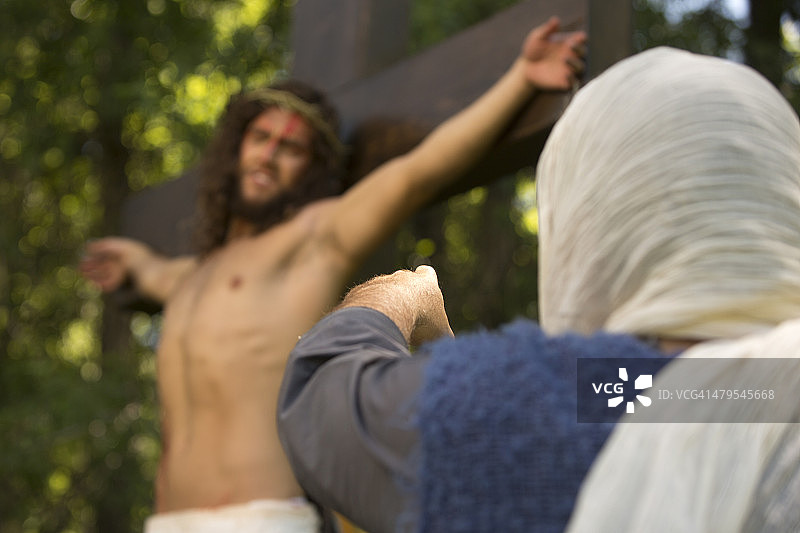 耶稣被钉在十字架上图片素材