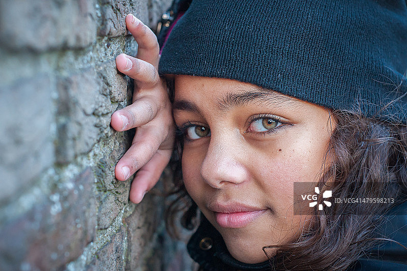 凯特琳倚靠在墙上图片素材