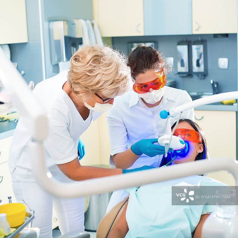 牙科诊所的紫外线光疗图片素材