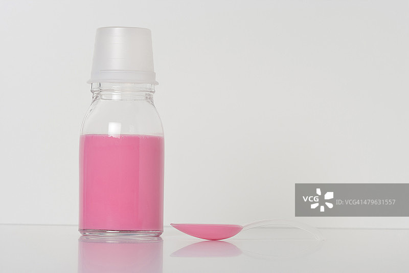 装有药品的容器，前方有一勺图片素材