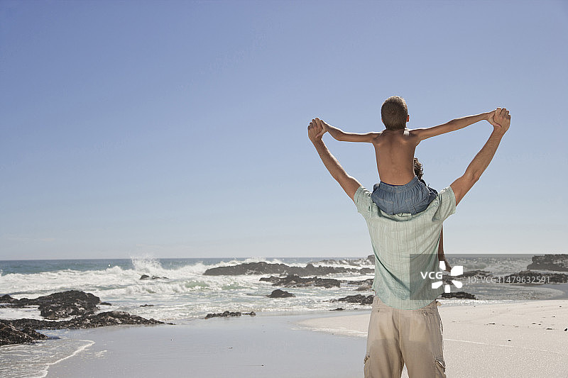 父亲给儿子骑大马图片素材