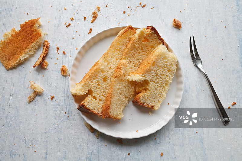 白色盘子上的雪纺蛋糕片和蛋糕屑图片素材