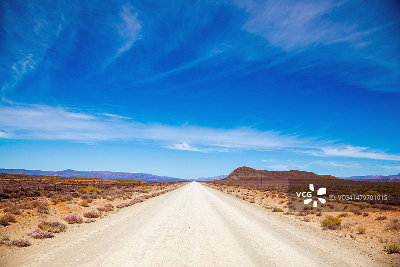 穿过南非西开普省布里德河谷大卡鲁的土路图片素材