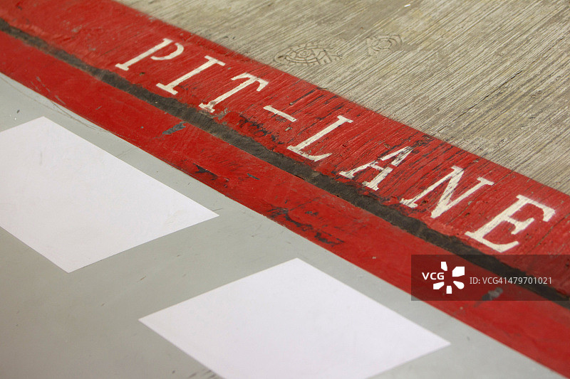 阿布扎比雅斯码头赛道的维修站通道图片素材