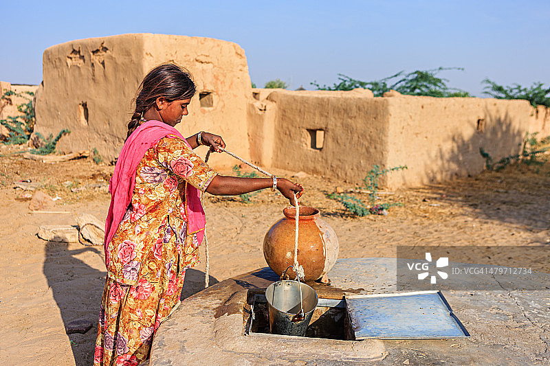拉贾斯坦邦取水的印度女人图片素材