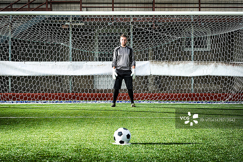 体育场内的足球比赛：点球图片素材
