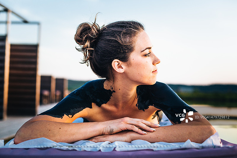 在泥疗中放松的女人图片素材