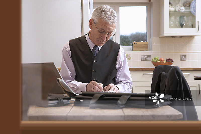 居家办公的年长金融顾问图片素材