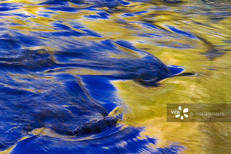 主教溪秋色倒影图片素材