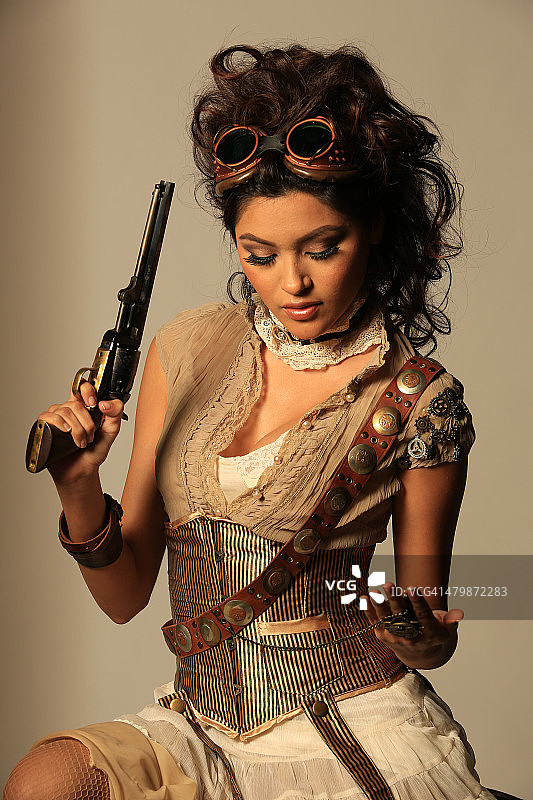 手持怀表和枪支的蒸汽朋克女人图片素材