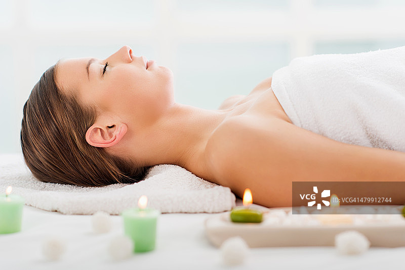 在水疗中心闭目放松的女人图片素材