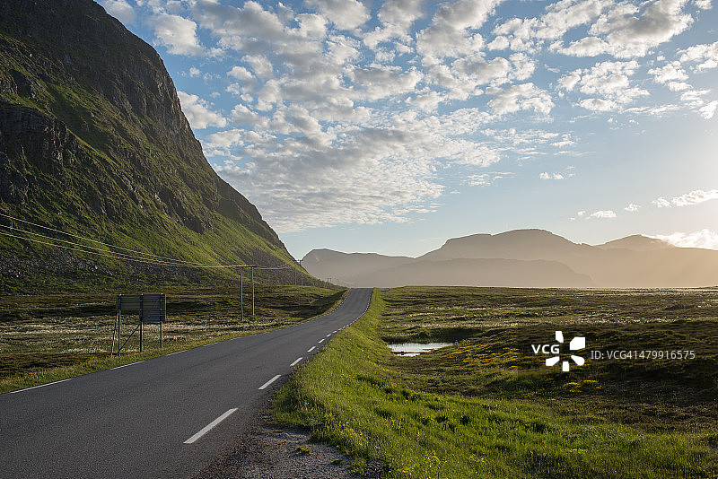 通往山谷的单行道图片素材