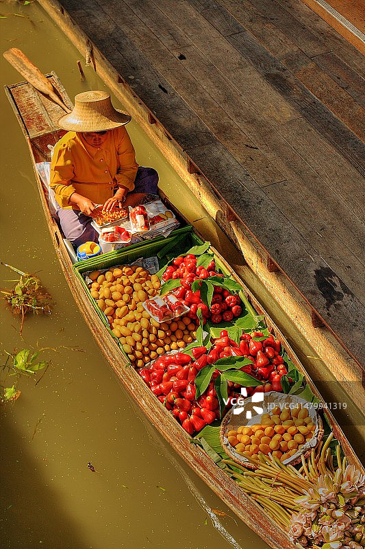 水上市场中的船和女人图片素材