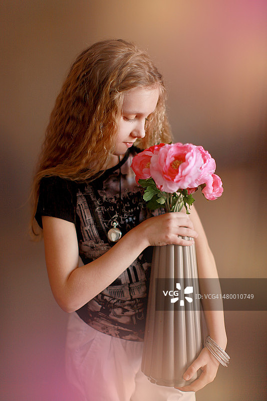 手捧鲜花的女孩图片素材