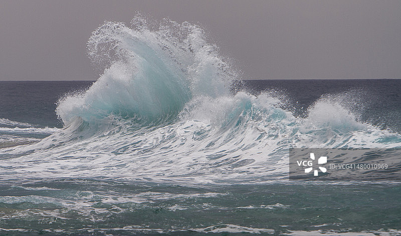 夏威夷纳帕利海岬附近的海浪图片素材