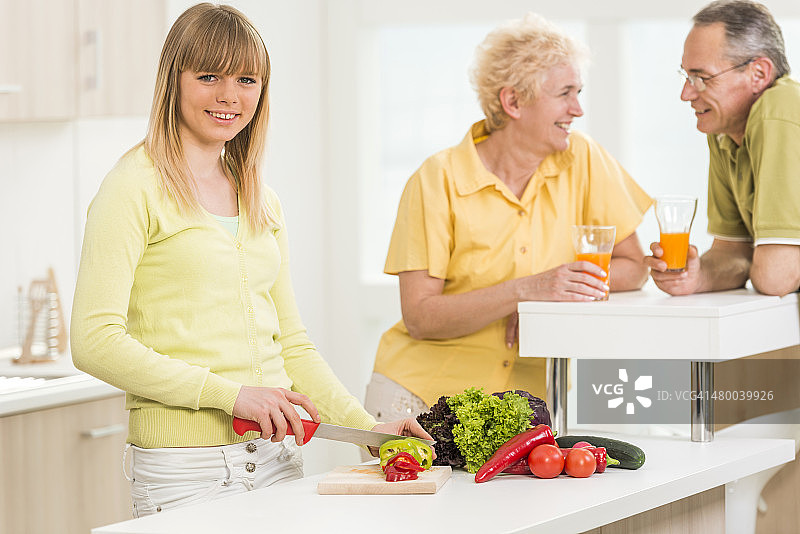 少女在厨房准备食物图片素材