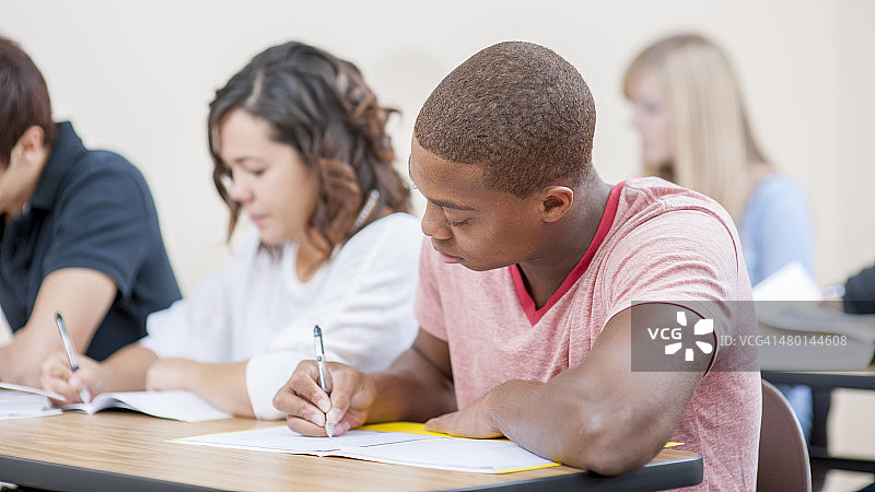 大学生正在参加考试图片素材