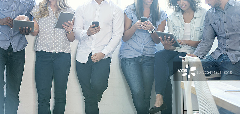 使用移动设备的人群图片素材